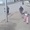 2 tên cướp chưng hửng vì cô gái nhanh trí vứt túi xách vào nhà dân