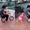 Cháu cười khoái chí khi đẩy xe đạp cho bà