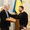 Tổng thống Czech tặng tổng thống Ukraine khẩu súng lục bằng vàng