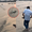 Chàng trai thả cá phóng sinh quăng nhầm iPhone xuống biển