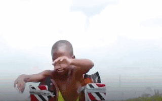 Độc đáo điệu nhảy trên những cây cà kheo 3 mét