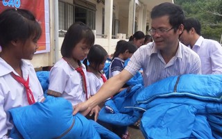 Mang áo ấm, bao lì xì Tết đến học trò vùng núi Quảng Ngãi