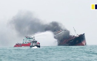 Hình ảnh tàu dầu treo cờ Việt Nam cháy nổ dữ dội ngoài khơi Hong Kong