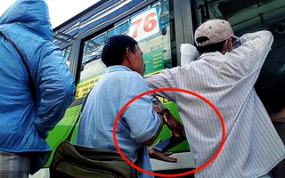Tin nóng 24h: Vạch trần thủ đoạn của băng nhóm dàn cảnh móc túi hành khách đi xe buýt