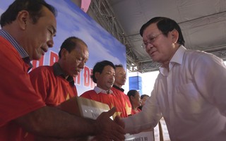 Nguyên Chủ tịch nước Trương Tấn Sang trao tặng thiết bị giám sát hành trình tàu cá cho ngư dân