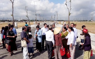 Chủ tịch tỉnh Thừa Thiên Huế dẫn người dân Thượng thành đi xem nơi ở mới