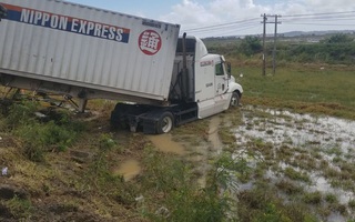 Gió thổi mạnh, nhiều xe tải nặng lao xuống ruộng