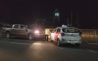 Taxi rượt đuổi xe bán tải gây náo loạn trên Quốc lộ 1