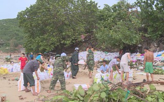 Hiểm nguy những ngôi nhà ở trên ngọn sóng ở làng triều cường ven biển Phú Yên