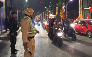 Cảnh sát xuyên đêm chống đua xe sau trận chung kết Việt Nam - Indonesia