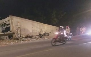 Thùng container lật khỏi rơ mooc, đè nát taluy đường ĐT 769