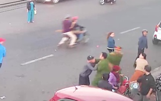 Video: Đối tượng cầm dao đâm công an ra đầu thú