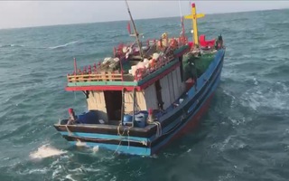 12 giờ vượt sóng biển cứu nạn 6 ngư dân trên tàu hỏng máy