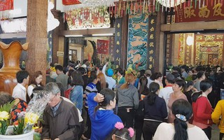 Biển người đổ về kẹt cứng miếu Bà Chúa Xứ núi Sam mùng 1 Tết