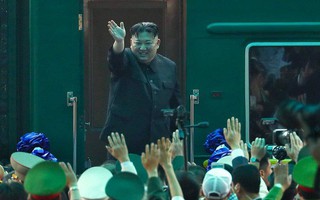 Chủ tịch Kim Jong Un lên tàu bọc thép ở ga Đồng Đăng về nước