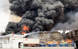 Cháy lớn kho chứa gỗ trong khu công nghiệp Sóng Thần