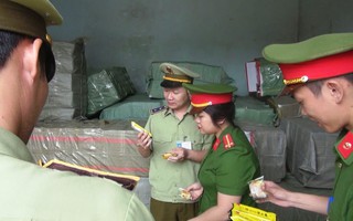 Tạm giữ gần 5 tấn bánh kẹo, đồ chơi trẻ em không rõ nguồn gốc