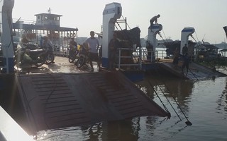 Phà đứt cáp, hành khách kẹt hơn 2 giờ