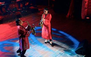 Nghệ sĩ saxophone Trần Mạnh Tuấn cùng con gái hòa tấu ca khúc Cát bụi