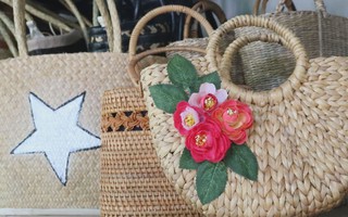 Độc đáo những chiếc túi xách làm từ cây lục bình