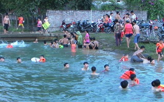 Dạy bơi miễn phí cho trẻ em trên kênh thủy lợi