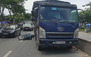 Tránh xe ba gác, một cụ ông ngã ngay vào gầm xe tải