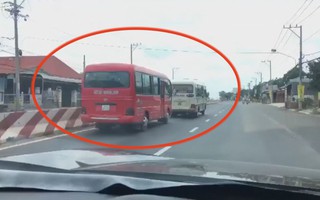 2 xe khách rượt đuổi nhau như phim hành động