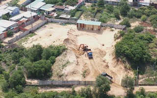 Bị “xẻ thịt”, đồi cát trở thành “thung lũng”