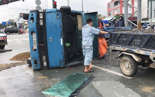 Tránh xe máy, xe ben lật nhào trên đường Phạm Văn Đồng