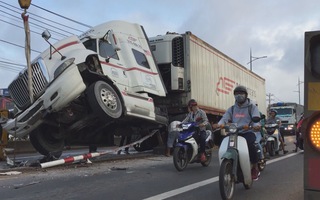 Xe container húc sập dải phân cách nghi do tài xế ngủ gục