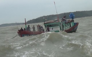 Tàu cá hỏng máy trôi dạt trên biển