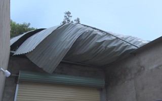 Lốc xoáy làm tốc mái 45 nhà dân