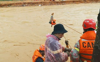 Đu dây giải cứu 41 người bị kẹt trong vùng lũ