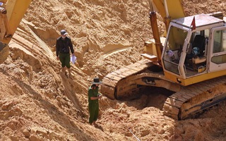 Sập mỏ khai thác quặng titan, một công nhân bị chôn vùi