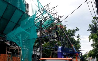 TP.HCM: mưa giông kéo sập giàn giáo công trình, 1 người suýt chết