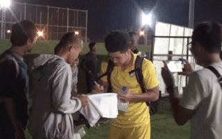 Video: CĐV chờ xin chữ ký của HLV Park Hang Seo và đội tuyển U23 Việt Nam trong đêm