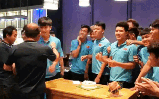 Video: Thầy Park bôi bánh kem lên mặt cầu thủ trong sinh nhật Hoàng Đức
