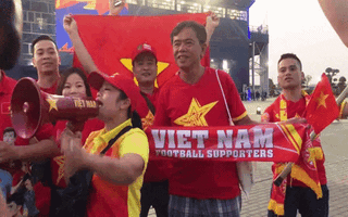 Video: Cuồng nhiệt cổ động viên Việt Nam trước trận gặp U23 Jordan