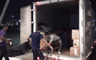 Video: Vận chuyển 1,5 tấn hành lý của U23 Việt Nam về Bangkok lúc nửa đêm
