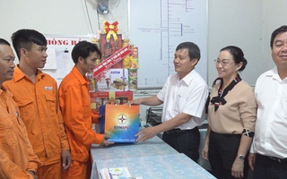 Mang Tết đến nhân viên ngành điện làm việc ở vùng sâu, vùng xa