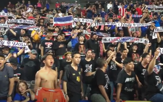 Video: Lọt vào tứ kết, hàng ngàn CĐV hát đồng ca cùng tuyển U23 Thái Lan