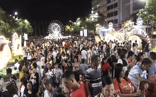 Video: Hàng ngàn người dân đổ về đường hoa Nguyễn Huệ ngày khai mạc