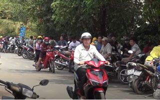 Video: Hàng trăm người dân xem cảnh sát vây ráp đối tượng xả súng ở Củ Chi
