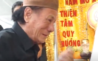 Video: Đạo diễn Lê Cung Bắc khóc nức nở bên di ảnh NSƯT Nguyễn Chánh Tín
