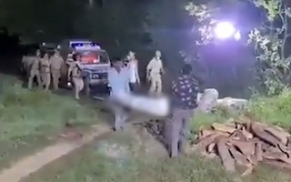 Video: Cảnh sát gây phẫn nộ vì hỏa thiêu thi thể cô gái bị cưỡng hiếp ở Ấn Độ