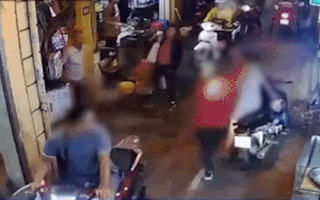 Video: Thanh niên bị người mặc đồng phục xe ôm công nghệ nhấc bổng lên rồi đập xuống đường
