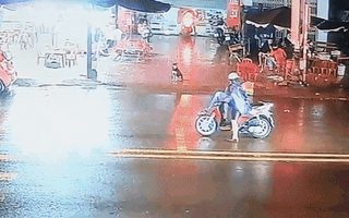 Video: Ôtô húc, xe máy lao tự do, người đàn ông nhảy khỏi xe thoát thân