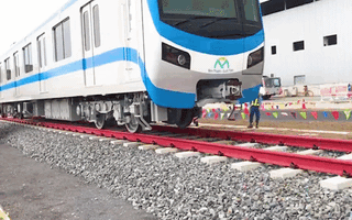 Video: Toa tàu metro lăn bánh trên đường ray