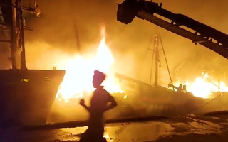 Video: Nhiều tàu cá của ngư dân Nghệ An cháy dữ dội trong đêm