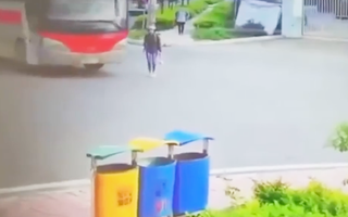 Video: Đi bộ qua đường, người phụ nữ bị xe khách cán lên chân